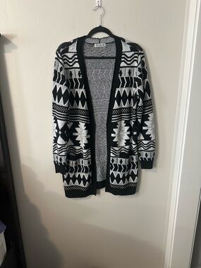 89th & Madison Black and White Geometric Open-Front Cardigan